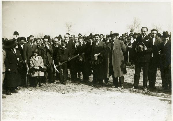 Milano - Lainate - Bambino con piccozza per l'inaugurazione dei lavori autostradali