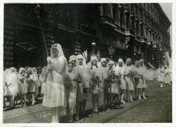 Milano - Processione in onore di Cristo Re - Gioventù femminile cattolica