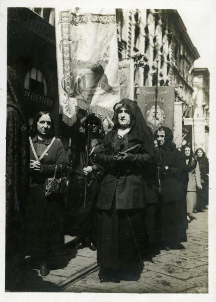 Milano - Processione in onore di Cristo Re - Donne cattoliche