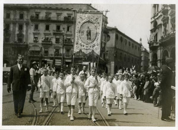 Milano - Processione in onore di Cristo Re - Paggetti del Santissimo Sacramento