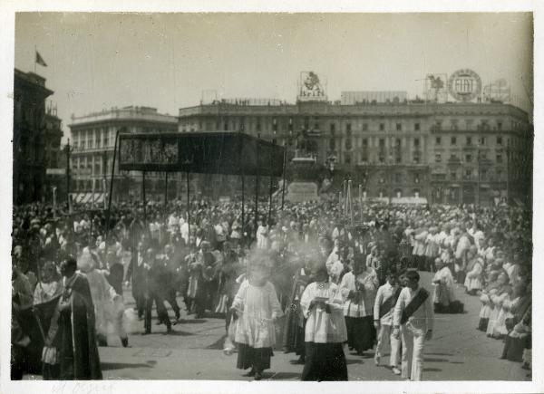 Milano - Processione in onore di Cristo Re - Piazza del Duomo - Monsignore Mazzella - Baldacchino per l'Ostensorio