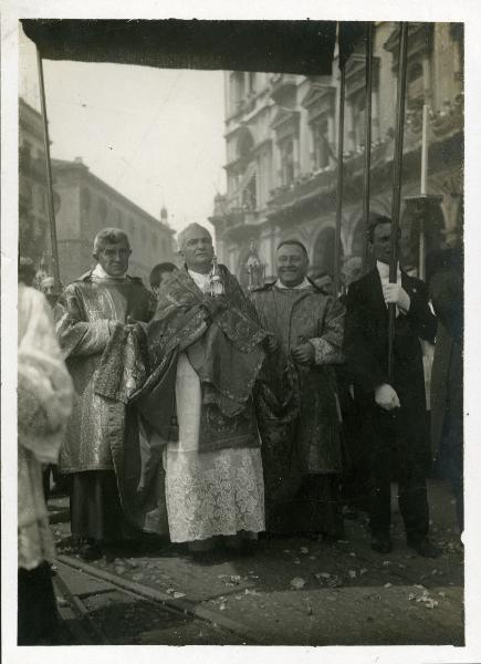 Milano - Processione in onore di Cristo Re - Monsignore Mazzella con l'Ostensorio