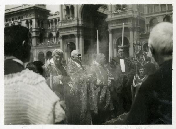 Milano - Processione in onore di Cristo Re - Piazza del Duomo - Monsignore Mazzella