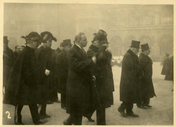 Milano - Funerali del Cardinale Tosi - Corteo funebre - Autorità civili