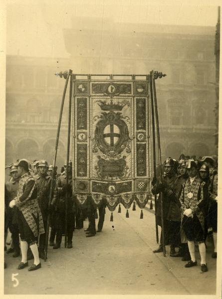 Milano - Funerali del Cardinale Tosi - Gonfalone del Comune