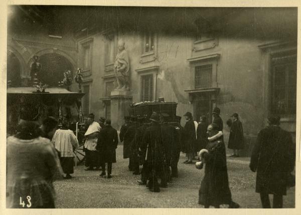 Milano - Funerali del Cardinale Tosi - Arcivescovado - Bara portata a spalla