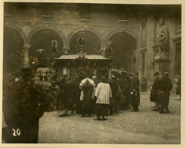 Milano - Funerali del Cardinale Tosi - Arcivescovado - Bara