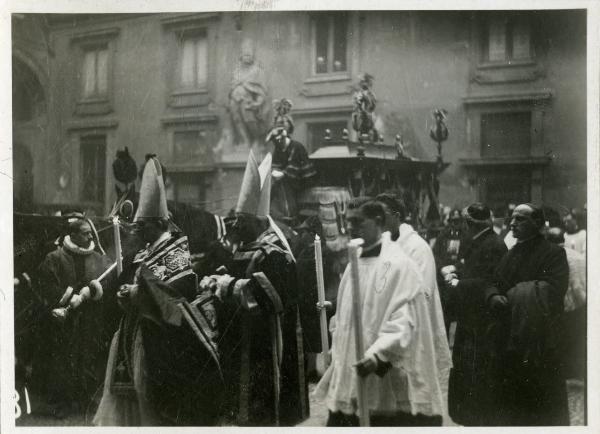 Milano - Funerali del Cardinale Tosi - Arcivescovado - Carrozza trainata dai cavalli con la bara