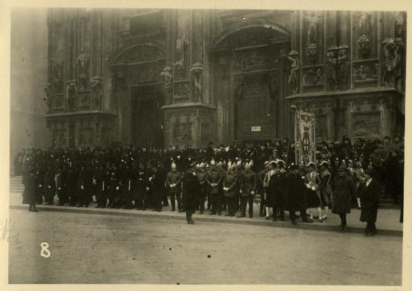 Milano - Funerali del Cardinale Tosi - Piazza del Duomo - Corpi armati schierati