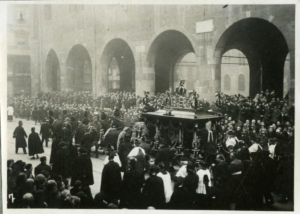 Milano - Funerali del Cardinale Tosi - La carrozza che trasporta la salma