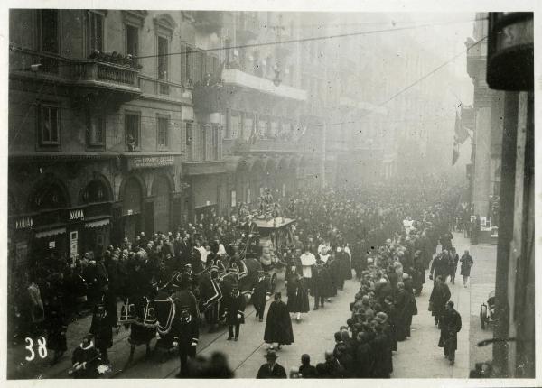 Milano - Funerali del Cardinale Tosi - La carrozza che trasporta la salma