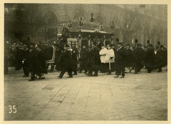 Milano - Funerali del Cardinale Tosi - La carrozza che trasporta la salma