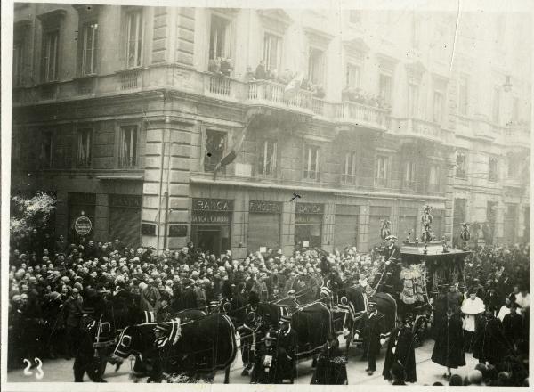 Milano - Funerali del Cardinale Tosi - La carrozza che trasporta la salma