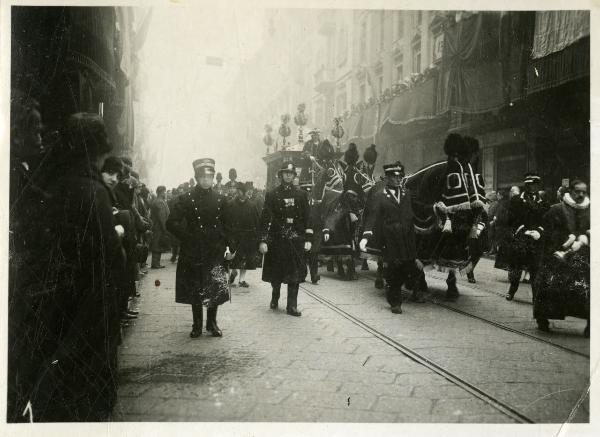 Milano - Funerali del Cardinale Tosi - La carrozza che trasporta la salma