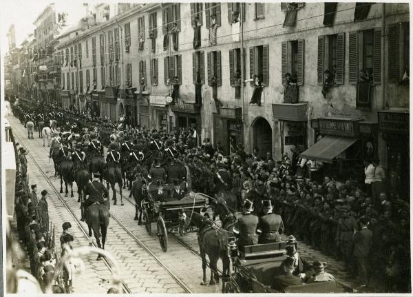 Milano - Corso Ticinese - Corteo per l'insediamento dell'arcivescovo Schuster