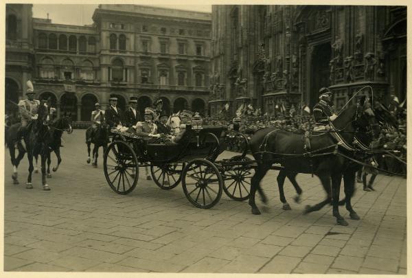 Milano - Piazza del Duomo - Principe Ereditario Umberto di Savoia - Carrozza