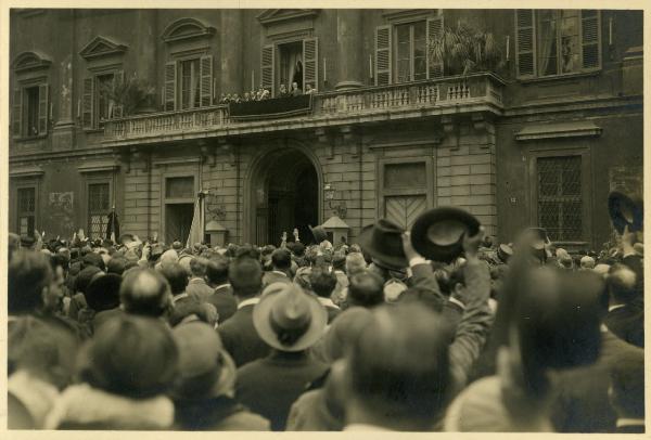 Milano - Piazzetta Reale - Palazzo Reale - Principe Ereditario Umberto di Savoia - Saluto della folla