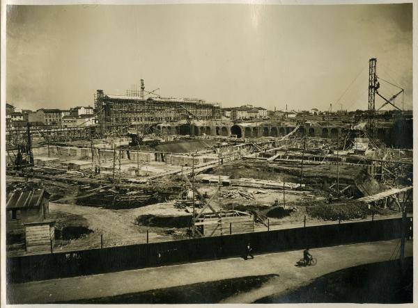 Milano - Stazione Centrale - Costruzione del fabbricato principale - Lavori in corso