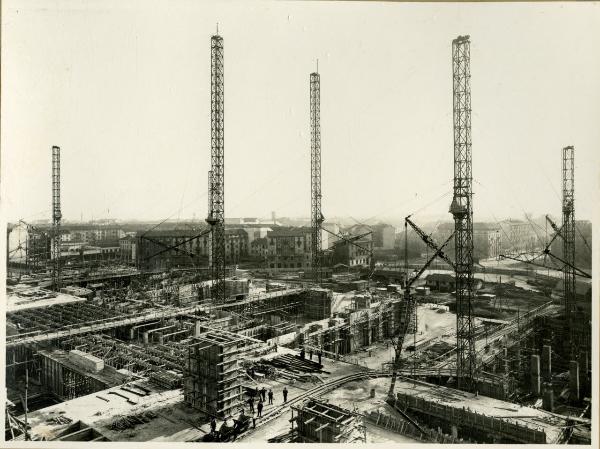 Milano - Stazione Centrale - Costruzione del fabbricato principale - Lavori in corso