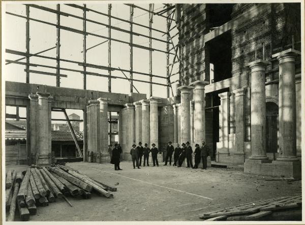 Milano - Stazione Centrale - Costruzione del fabbricato principale - Lavori in corso - Atrio della galleria di testa - Gruppo di tecnici in sopralluogo