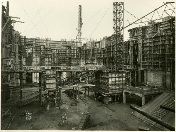 Milano - Stazione Centrale - Costruzione del fabbricato principale - Lavori in corso - Gru a torre