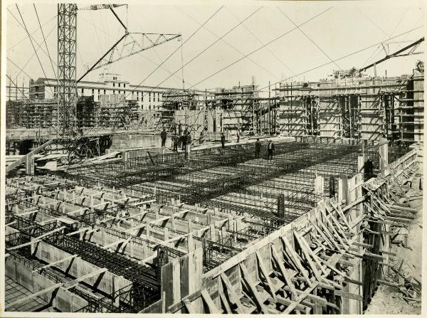 Milano - Stazione Centrale - Costruzione del fabbricato principale - Lavori in corso - Gru a torre