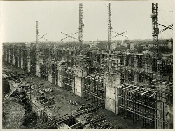 Milano - Stazione Centrale - Costruzione del fabbricato principale - Lavori in corso - Gru a torre