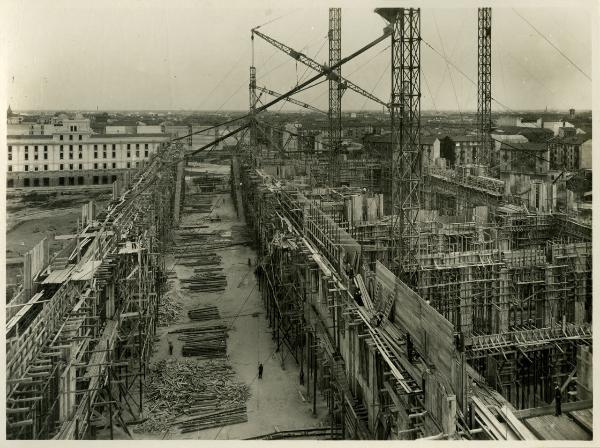 Milano - Stazione Centrale - Costruzione del fabbricato principale - Lavori in corso - Corpo laterale