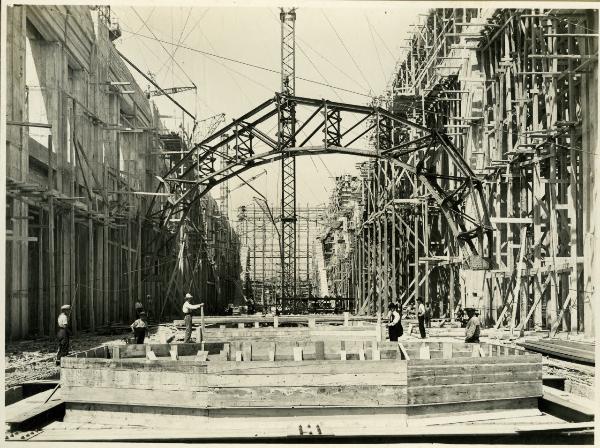 Milano - Stazione Centrale - Costruzione del fabbricato principale - Lavori in corso - Sollevamento centina