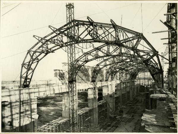 Milano - Stazione Centrale - Costruzione del fabbricato principale - Lavori in corso - Centine