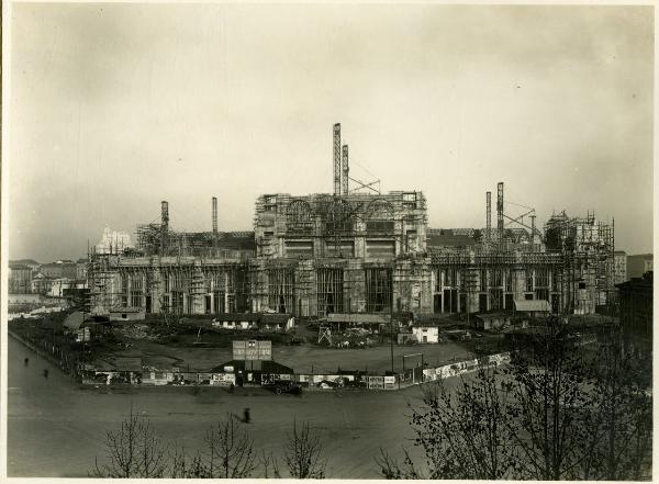 Milano - Stazione Centrale - Costruzione del fabbricato principale - Lavori in corso - Facciata - Corpi laterali