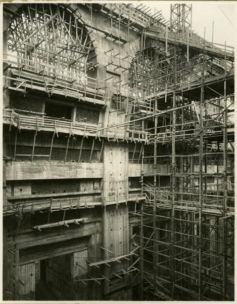 Milano - Stazione Centrale - Costruzione del fabbricato principale - Lavori in corso - Facciata - Arcate