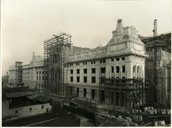 Milano - Stazione Centrale - Costruzione del fabbricato principale - Lavori in corso - Fianco via Sammartini