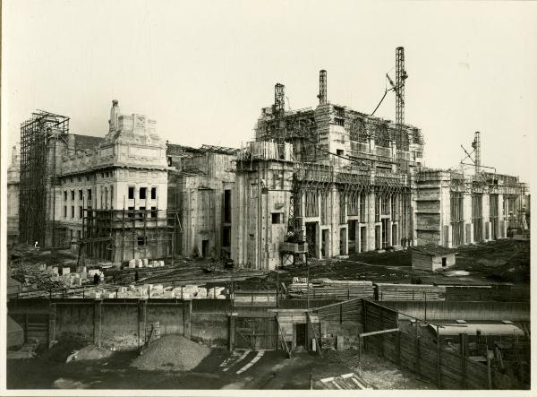 Milano - Stazione Centrale - Costruzione del fabbricato principale - Lavori in corso - Ala ovest della Stazione