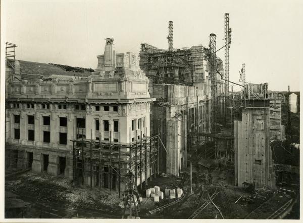 Milano - Stazione Centrale - Costruzione del fabbricato principale - Lavori in corso - Fianco Via Sammartini