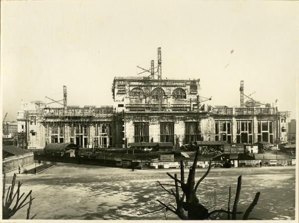 Milano - Stazione Centrale - Costruzione del fabbricato principale - Lavori in corso