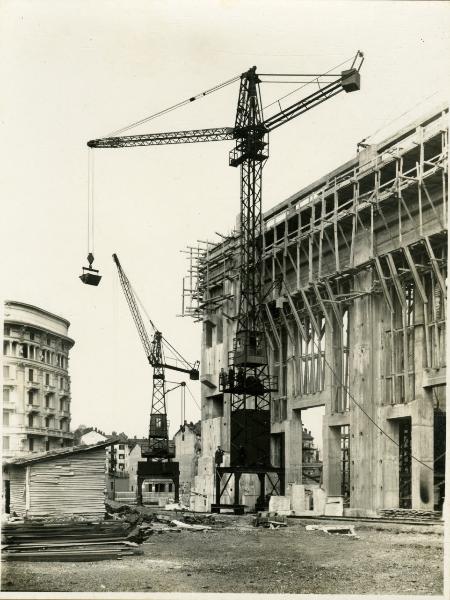 Milano - Stazione Centrale - Costruzione del fabbricato principale - Lavori in corso - Gru