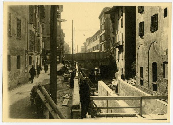 Milano - Ponte di Porta Vittoria (ora Largo Augusto) - Lavori di copertura del naviglio