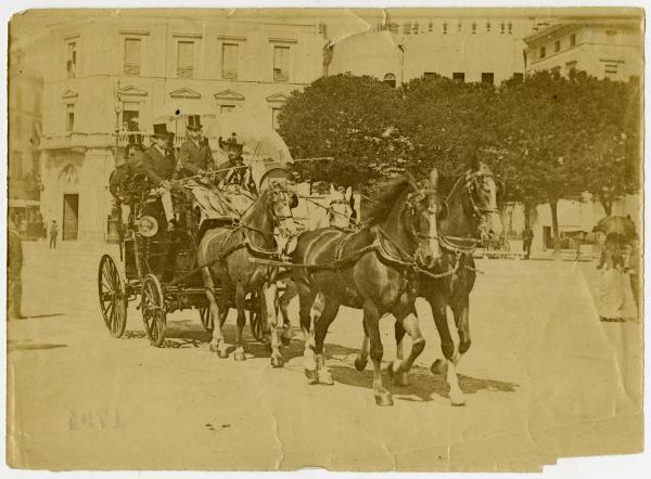 Milano - Piazza Cavour - una carrozza a quattro cavalli