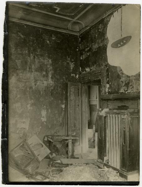 Milano (?) - Interno di casa tedesca devastata nel 1915