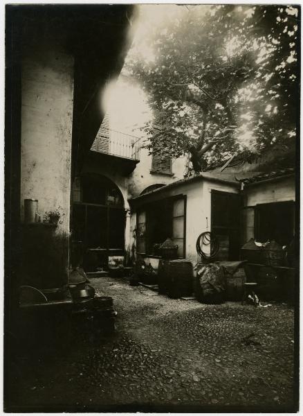 Milano - Via Falcone - Casa di abitazione - Cortile interno