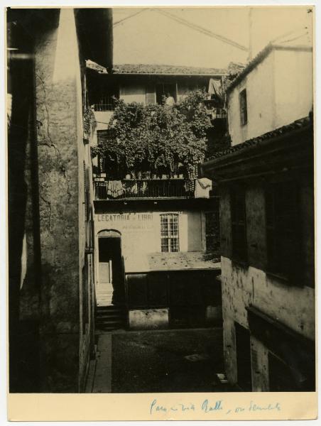 Milano - Via Ratti - Casa di abitazione e legatoria - Cortile