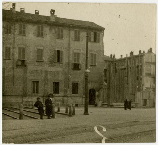 Milano - Piazza S. Ambrogio - Casa di abitazione - Passanti