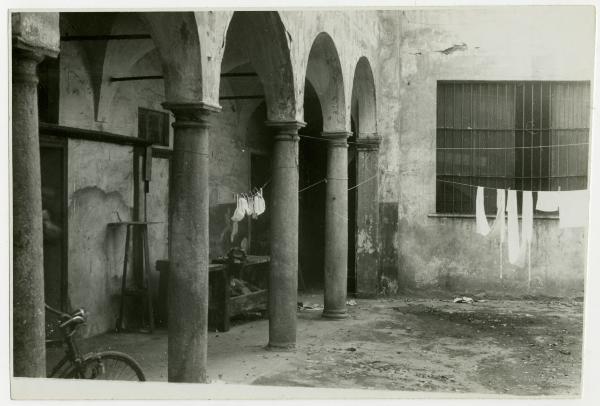 Milano - Via Annunciata 9 - Casa di abitazione - Cortile interno