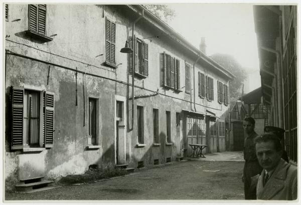 Milano - Via Annunciata 9 - Casa di abitazione - Cortile interno