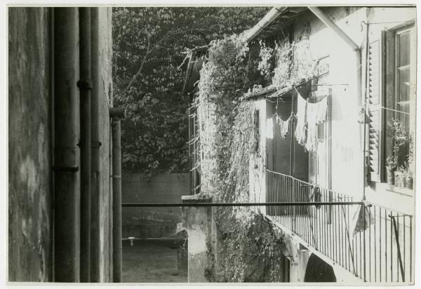 Milano - Via Annunciata 9 - Casa di abitazione - Cortile interno