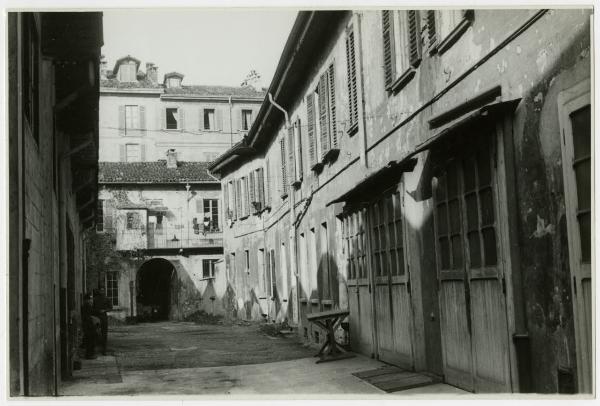 Milano - Via Annunciata 9 - Casa di abitazione - Cortile delle rimesse