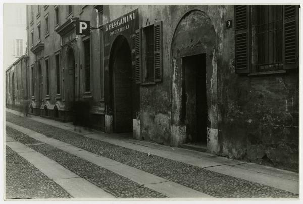 Milano - Via Annunciata 9 - Casa di abitazione - Facciata esterna