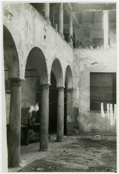 Milano - Via Annunciata 9 - Casa di abitazione - Cortile interno