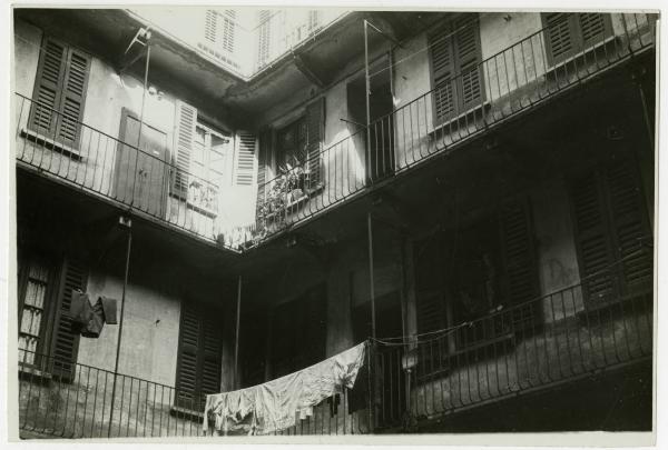 Milano - Via Facchini - Casa di abitazione - Cortile interno